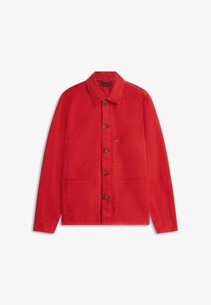 Rote Knopfleiste-Jacke mit drei vorderen Taschen, langen Ärmeln und einem Kragen, flach auf einem weißen Hintergrund liegend.