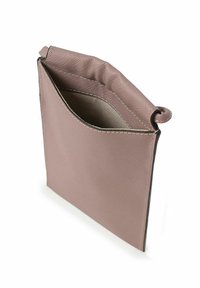 Clutch de piel sintética rosa con un acabado texturizado, que cuenta con una parte superior abierta y un borde cosido. Diseño compacto adecuado para lo esencial.