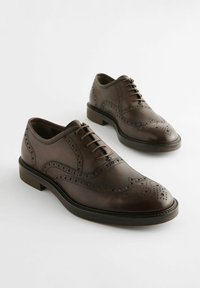 Next REGULAR FIT - SIGNATURE BROGUE - Elegantsed paeltega jalatsid - brown