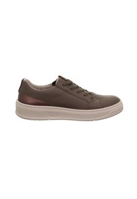 Braune Leder-Sneaker mit Schnürdesign, hellfarbiger Sohle und metallischem Akzent an der Ferse. Glatte Textur mit dezenten Nähdetails.