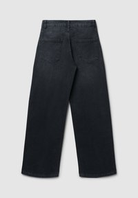 Jean noir à jambre large avec une taille mi-haute, comportant deux poches arrière et un design droit et sans embellissement. Fabriqué en toile de denim.