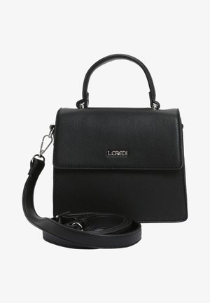 Schwarze Lederhandtasche mit strukturiertem Design, oberem Griff, abnehmbarem Schulterriemen und Klappverschluss vorne. Mit metallischen Hardware-Akzenten.