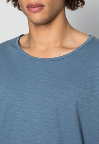 Nudie Jeans ROGER - T-shirt básica - blue