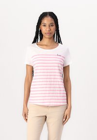 Kortermet T-skjorte i hvit med rosa horisontale striper og "love" brodert nær halsen. Mykt, lett materiale.