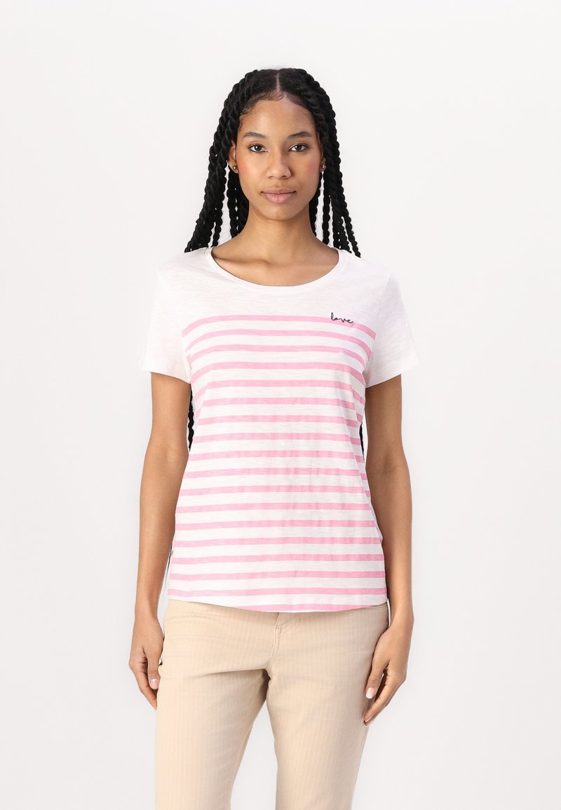 Kortermet T-skjorte i hvit med rosa horisontale striper og "love" brodert nær halsen. Mykt, lett materiale.