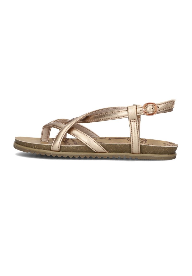 Metallische gouden sandaal met kruissluitingen, verstelbare gesp en een gestructureerde rubberen zool. Plat ontwerp voor comfort met minimale details.