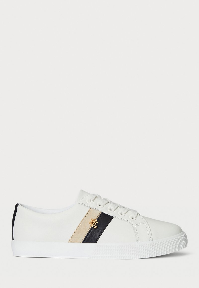 Hvite lær sneakers med en beige og marineblå stripe, med en gulllogo-akseent og teksturert gummisåle. Snøresystem, lav topp.