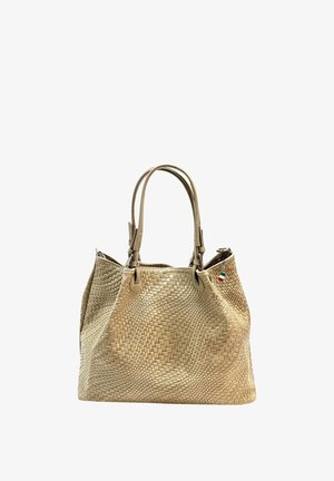 Lichtbruine geweven leren tote bag met dubbele handvatten en een klein etiket met de Italiaanse vlag aan de rechterkant.