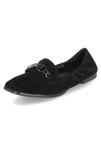 Černé suédé slip-on flats s špičatou špičkou, s páskem a kovovými akcenty na přední části. Nízký profil, hladká textura.