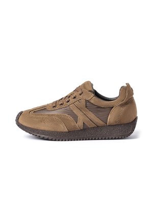 Baskets casual en daim et tissu marron avec fermeture à lacets et semelle en caoutchouc brun foncé texturée, vues de côté extérieur.