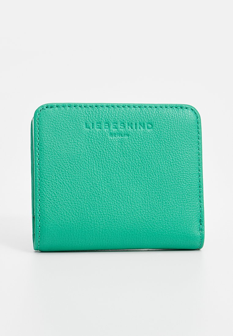 Grünes Leder-Wallet mit strukturierten Oberflächen, gefaltetem Design und geprägtem Branding auf der Vorderseite. Kompakte rechteckige Form.