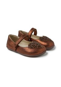 Zapatos Mary Jane de bronce brillante con un acento en forma de corazón de leopardo. Presentan una sola correa en el empeine y una suela flexible.