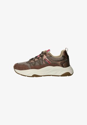 Bruine sneaker van mesh en suède materialen, met een gepatterndesign, contrasterende accenten, gestructureerde veters en een dikke witte zool.