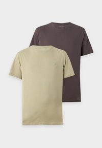 Deux t-shirts unis à manches courtes avec col rond, un beige à l'avant et un marron foncé à l'arrière, présentés sur un fond blanc.