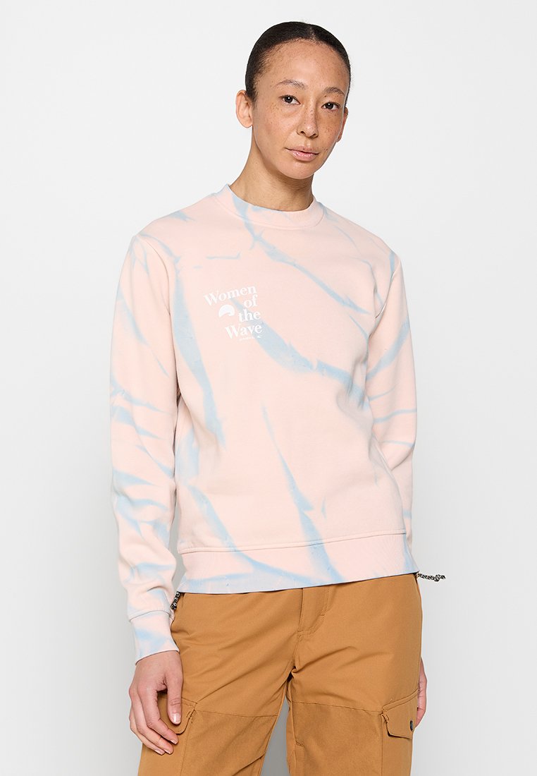 Hellrosa Sweatshirt mit blauem Marmor-Muster, mit Rundhalsausschnitt und dem weißen Logo "Women of the Wave" auf der Vorderseite.