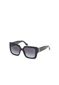 Gafas de sol negras cuadradas con lentes gris degradado. Bastidor audaz con acabado brillante y brazos negros texturizados que presentan un sutil detalle de marca.