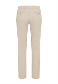 Beige Hosen mit geradem Bein, Gürtelschlaufen und zwei rückwärtigen Paspeltaschen mit Knöpfen, Ansicht von hinten.