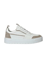 Witte sneaker met beige suede accenten, ronde neus, dikke witte zool met een stevige grip, en veter sluiting. Voorzien van geperforeerde zijdetails.
