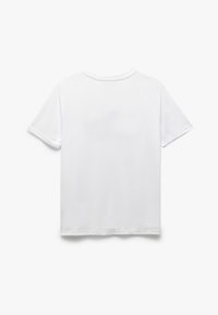 Camiseta blanca de manga corta hecha de tela suave. Presenta un diseño de cuello redondo y costuras sin remallar en las mangas y el dobladillo.