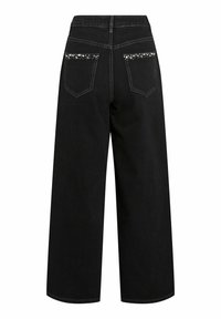 Crne široke traperice s visokim strukom, koje imaju dva stražnja džepa ukrašena srebrnim točkastim uzorkom i kontrastnim šavovima.