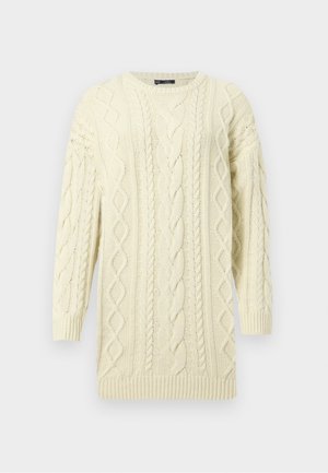 Kremfarvet strikket trøje med kabelstrikket mønster, lange ærmer og ribstrikkede manchetter og kant, med rund hals.