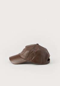 Gorra de béisbol de cuero marrón con un visor ligeramente curvado, detalles de costura y una correa metálica ajustable en la parte posterior.