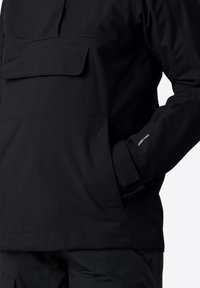 Černá voděodolná bunda s čtvrtzipem, přední kapsou a nastavitelnými manžetami. Viditelná texturovaná tkanina a detaily švů.