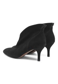 Crne antilop čizme do članaka s šiljastim vrhom, uskim potpeticama i teksturiranim detaljima na stražnjem dijelu potpetice. Glatka tekstura s elegantnom siluetom.