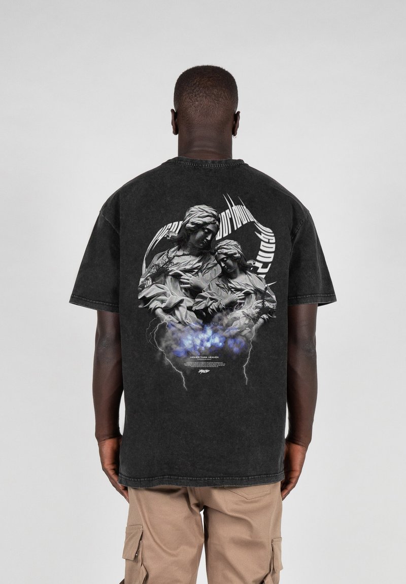 Sort bomulds T-shirt med et grafisk tryk af figurer omgivet af skyer og lyn, med tekst og levende blå detaljer på bagsiden.