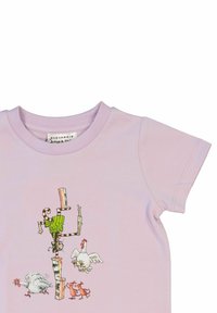 Vaaleanlilakankainen T-paita, jossa on värikäs sarjakuvamainen kuvasto hahmosta tangolla kolmen tyylitellyn linnun ja kahden leikkisän eläimen alla.