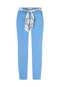 Lichte blauwe broek van katoen, met een patronen witte sjaalriem die om de taille is geknoopt. Recht model met voorzakken.