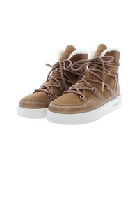 Bruine suède enkel sneakers met witte nepleren voering, platte witte rubberen zool en bruine veters. Bevat metalen accenten en merklogo aan de zijkant.