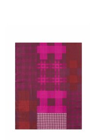 Geruite stof in tinten roze en rood, met verschillende ontwerpen waaronder ruiten en strepen, met een textuur uitstraling en gedurfde kleuren.