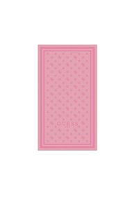 Asciugamano da spiaggia rosa con un motivo geometrico e design del logo ripetuto. Presenta un bordo e la scritta stampata "GUESS BEACH."