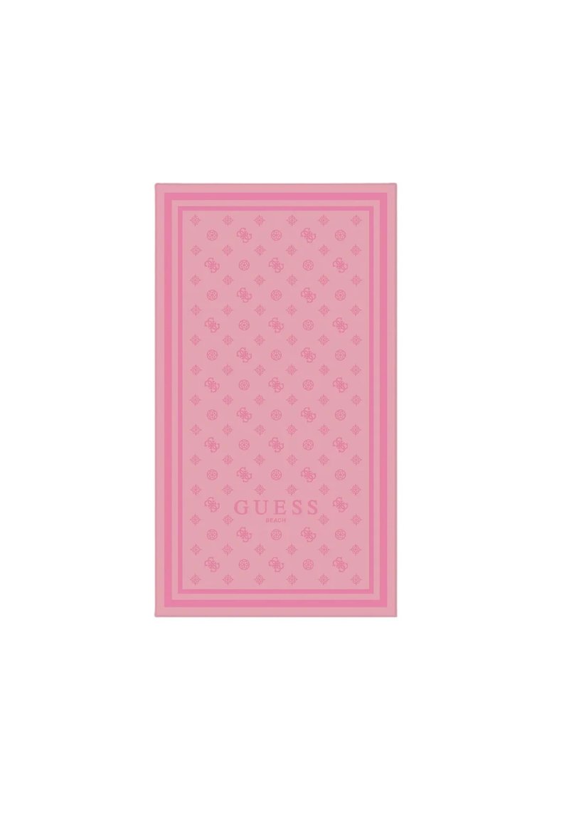 Asciugamano da spiaggia rosa con un motivo geometrico e design del logo ripetuto. Presenta un bordo e la scritta stampata "GUESS BEACH."