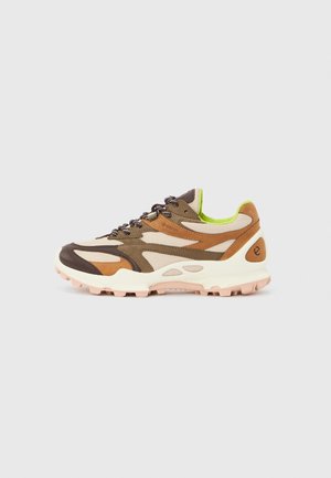 Bruine en beige sportieve schoen met een bovenwerk van gestructureerd mesh, neon groene accenten en een dikke roze rubberen zool. Heeft een ingewikkeld vetersysteem.