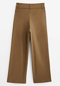Pantalon marron à jambes larges avec passants de ceinture et taille lisse, présenté à plat sur fond blanc.