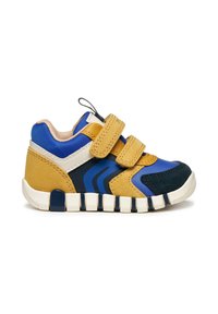 Zapato para niño pequeño en azul, amarillo y negro con correas de velcro, materiales de gamuza y malla, diseño contorneado y suela de goma texturizada.