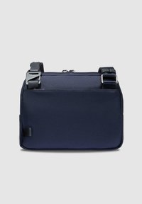 Bolso cruzado azul marino hecho de nailon texturizado, con cierre de cremallera, correa adjustable y acentos en metal plateado. Diseño rectangular.