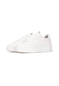 Baskets blanches en cuir lisse, avec une semelle compensée, un bout arrondi et un système de laçage à l'avant avec des accents latéraux subtils et des détails texturés.