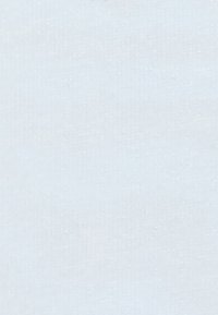 Ανοιχτό μπλε ύφασμα με ομαλή υφή, που διαθέτει ομοιόμορφο χρώμα και ελάχιστο ορατό μοτίβο. Υπάρχει διακριτική λάμψη σε όλη την επιφάνεια.