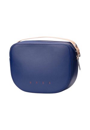 Petit sac à main rectangulaire bleu marine avec bords arrondis, poignée beige sur le dessus, fermeture éclair argentée et nom de marque embossé subtil à l'avant.