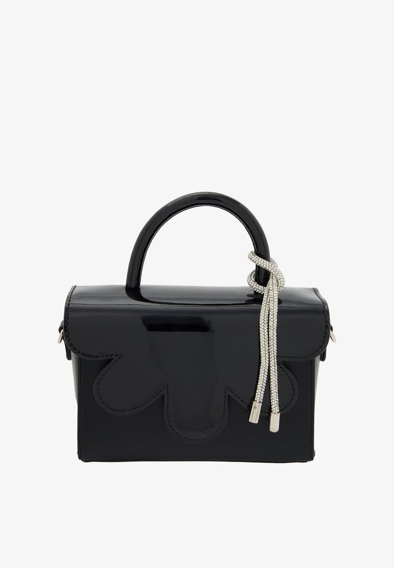 Błyszcząca czarna torebka o strukturalnym kształcie, z górnym uchwytem, ozdobnym srebrnym frędzlem i falistymi akcentami na froncie.