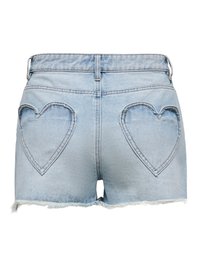 Short en denim bleu clair avec bords effilochés et couture en forme de cœur sur les poches arrière, vu de dos.