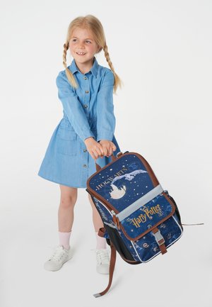 Zaino a tema Harry Potter in tessuto blu navy; presenta grafiche del castello di Hogwarts e stelle; dettagli marroni e spallacci regolabili.