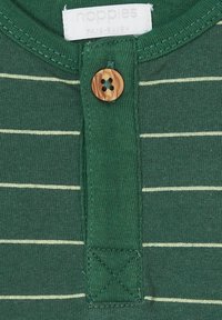 Groene gestreepte katoenen shirt met een houten knoop bij de kraag, met een label "noppies." Zachte textuur en lichtgewicht stof.