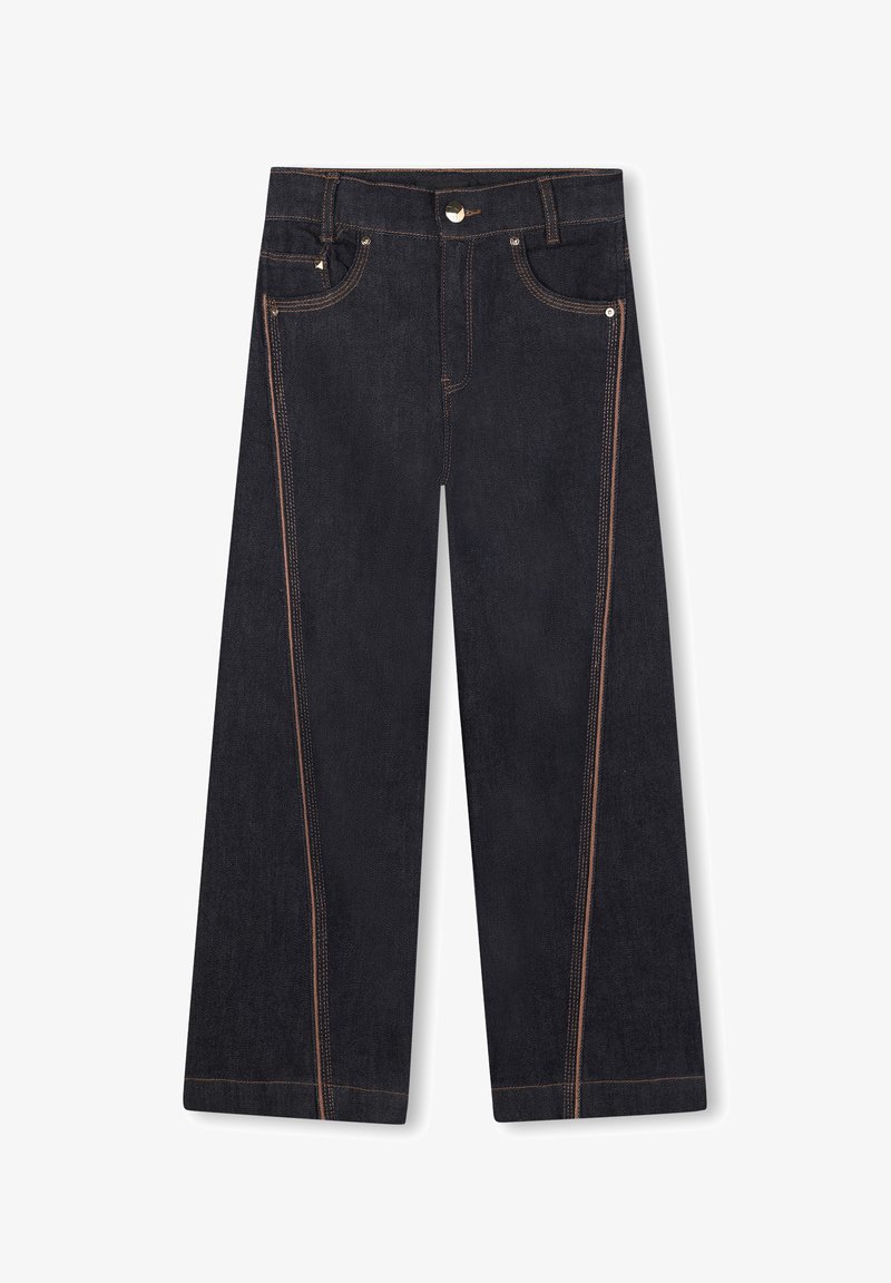 Ciemnoniebieskie dżinsy w szerokim fasonie z kontrastowym pomarańczowym przeszyciem, z pięcioma kieszeniami i zapięciem na guzik z przodu. Gładka tekstura i klasyczny design.