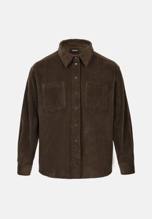 Chemise en velours côtelé marron à manches longues, col et deux poches poitrine. Présente une texture à côtes verticales et une fermeture à boutons devant.
