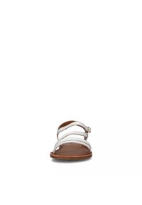 Sandal in pelle bianca con tre cinturini sottili e chiusura a fibbia. La suola marrone texturizzata completa il design.