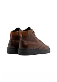 Brązowe skórzane sneakersy typu high-top z czarnymi gumowymi podeszwami, zamszowymi akcentami na kostce i trójkolorowym detalem na pięcie.